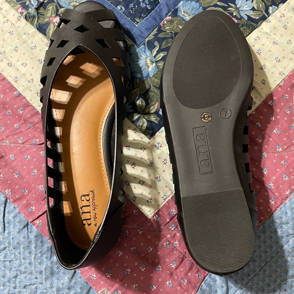 Shoes - Picture 2 of 4